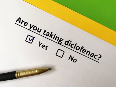 Bir kişi soruya cevap veriyor. Diclofenac alıyor..
