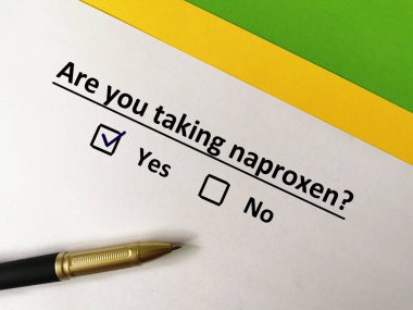 Bir kişi soruya cevap veriyor. Naproxen alıyor..