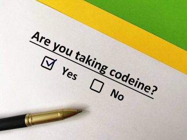 Bir kişi soruya cevap veriyor. Kodein alıyor..