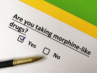 Bir kişi soruya cevap veriyor. Morfin gibi bir ilaç alıyor..