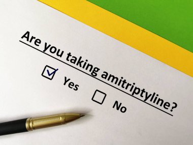Bir kişi soruya cevap veriyor. Amitriptilin alıyor..