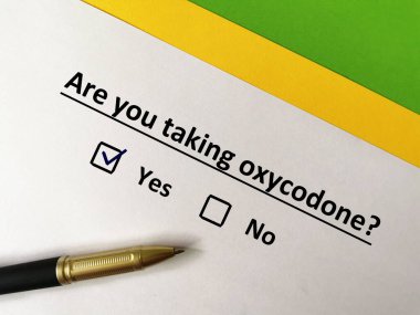 Bir kişi soruya cevap veriyor. Oksikodon alıyor..