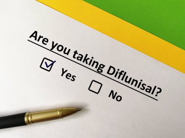 Bir kişi soruya cevap veriyor. Dil dökmeye başladı..