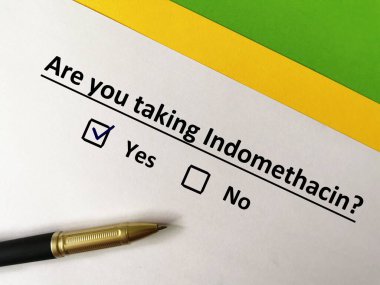 Bir kişi soruya cevap veriyor. Indothasin alıyor..