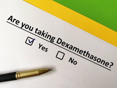 Bir kişi soruya cevap veriyor. Deksametazon alıyor..