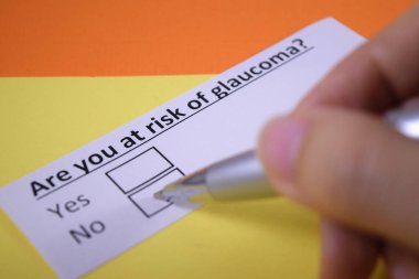 Bir kişi glokom hakkında bir soruya cevap veriyor..