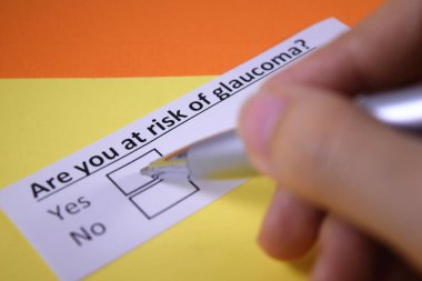 Bir kişi glokom hakkında bir soruya cevap veriyor..