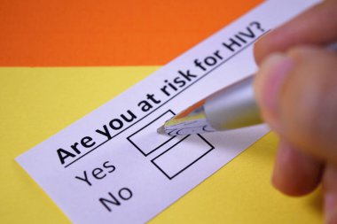 Bir insan HIV ile ilgili soruya cevap veriyor.