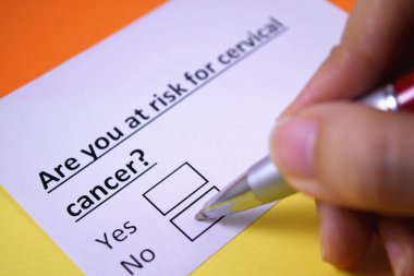 Bir insan kornea kanseri ile ilgili sorulara cevap veriyor..