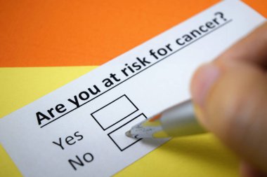 Bir kişi kanser ile ilgili soruya cevap veriyor..