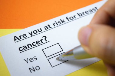 Bir kişi göğüs kanseri sorusuna cevap veriyor..