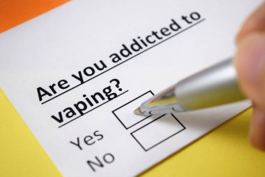 Bir insan buhar bağımlılığıyla ilgili soruya cevap veriyor..