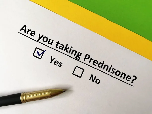 Bir kişi soruya cevap veriyor. Prednisone alıyor..