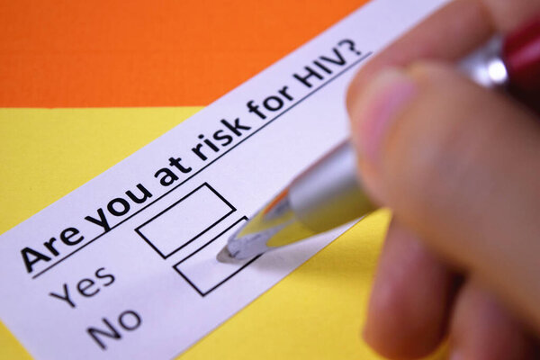 Человек отвечает на вопрос о ВИЧ.