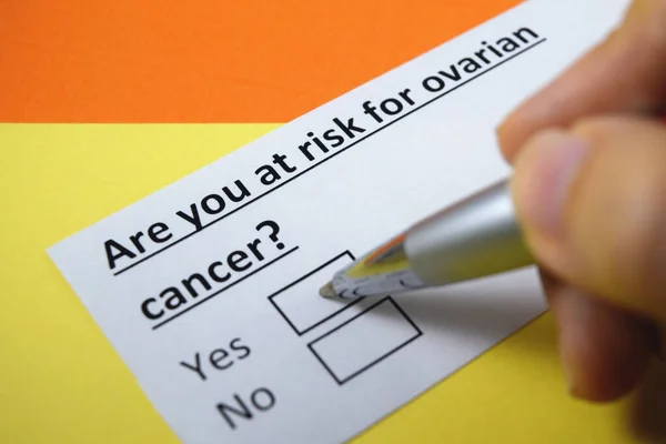 Una Persona Está Respondiendo Una Pregunta Sobre Riesgo Cáncer Ovario — Foto de Stock