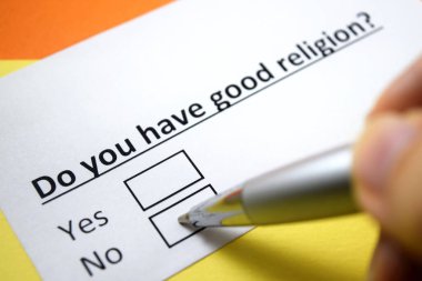 Bir insan iyi dinle ilgili sorulara cevap veriyor..