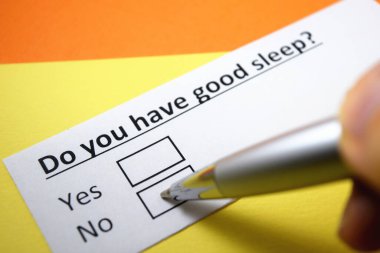 Bir insan iyi ve uykuyla ilgili sorulara cevap verir..