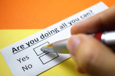 Bir insan iş tutumuyla ilgili soruya cevap veriyor..