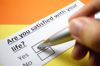 Bir insan hayatla ilgili soruya cevap veriyor..