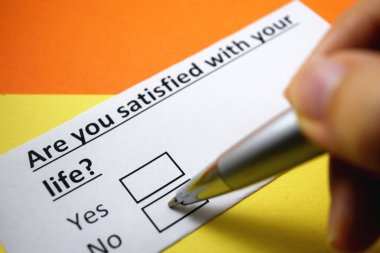 Bir insan hayatla ilgili soruya cevap veriyor..