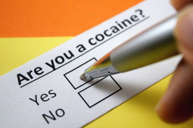 Bir kişi kokainle ilgili soruya cevap veriyor..