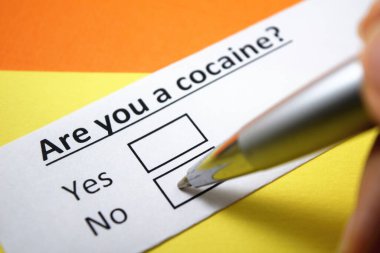 Bir kişi kokainle ilgili soruya cevap veriyor..