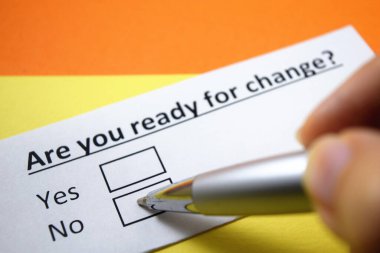 Bir kişi değişimle ilgili soruya cevap veriyor..