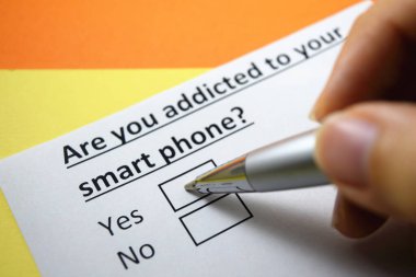 Bir insan akıllı telefon bağımlılığıyla ilgili soruya cevap veriyor..