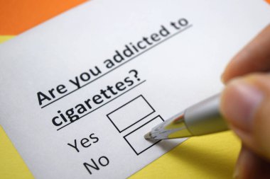 Bir insan sigarayla ilgili soruya cevap veriyor..