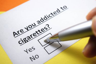 Bir insan sigarayla ilgili soruya cevap veriyor..