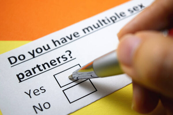 Человек отвечает на вопрос о множественном сексуальном партнере.