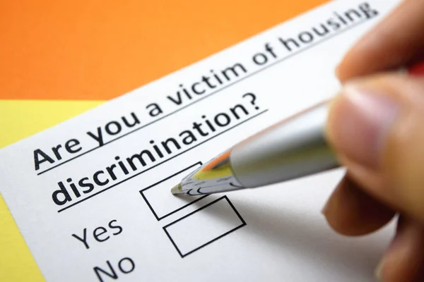 Uma Pessoa Está Respondendo Pergunta Sobre Discriminação Moradia — Fotografia de Stock
