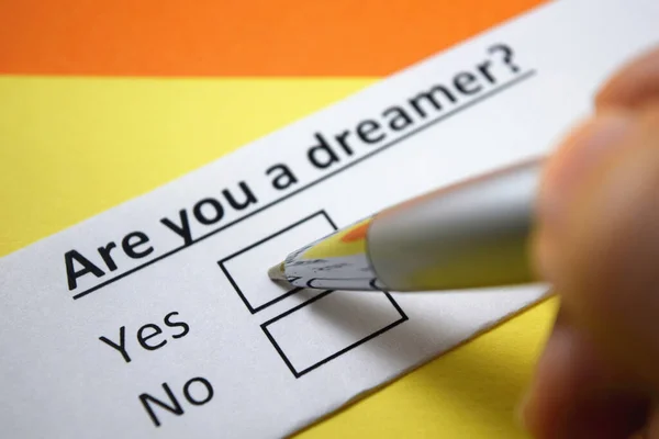 Una Persona Está Respondiendo Pregunta Sobre Soñador — Foto de Stock