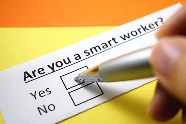 Una Persona Está Respondiendo Pregunta Sobre Trabajador Inteligente — Foto de Stock