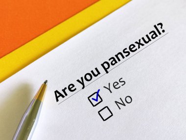 Bir kişi cinsel yönelimle ilgili soruya cevap veriyor. Panseksüel değil..