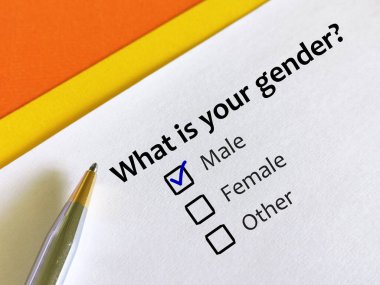 Bir kişi cinsel yönelimle ilgili soruya cevap veriyor. Cinsiyeti erkek..