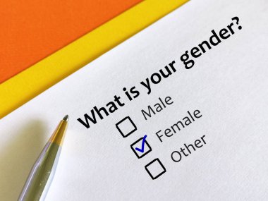 Bir kişi cinsel yönelimle ilgili soruya cevap veriyor. Cinsiyeti kadın..