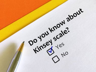 Bir kişi cinsel yönelimle ilgili soruya cevap veriyor. Kinsey ölçeğini biliyor..