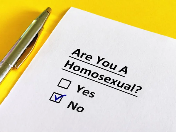 Одна Людина Відповідає Питання Про Сексуальну Орієнтацію Він Гомосексуаліст — стокове фото
