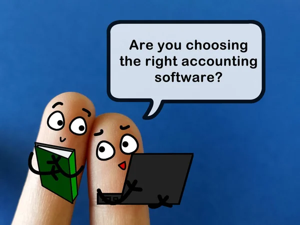 两个手指装饰成两个人 其中之一是问他是否选择了正确的会计软件 — 图库照片