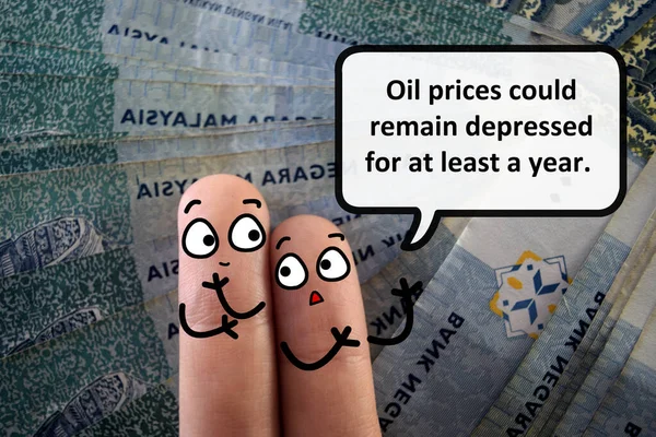 Два Пальца Украшены Два Человека Один Говорит Цены Нефть Могут — стоковое фото