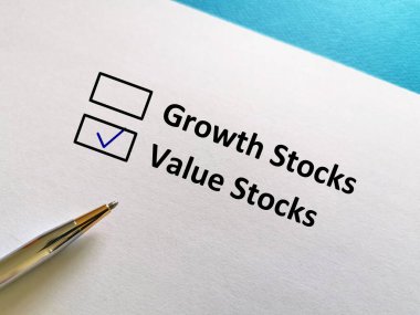 Bir kişi soruya cevap veriyor. Değerli hisse senetlerini seçiyor..