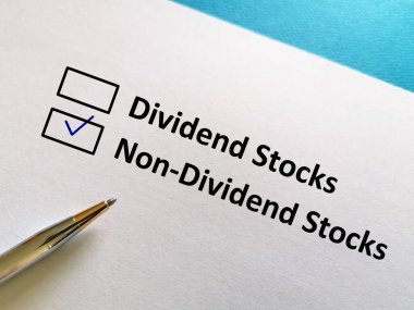 Bir kişi soruya cevap veriyor. Kar amacı gütmeyen hisse senetlerini seçiyor..