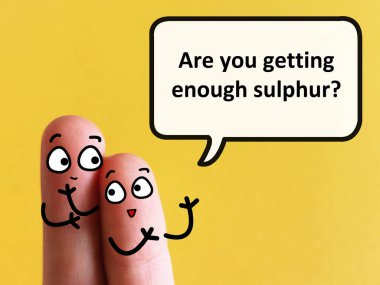 İki parmak iki kişi olarak süslenir. İçlerinden biri yeterince sülfür alıyor mu diye soruyor.