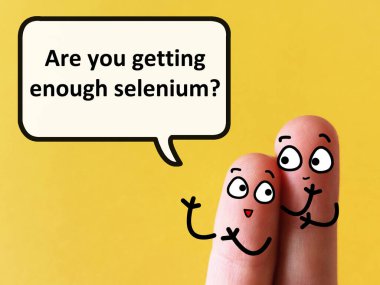 İki parmak iki kişi olarak süslenir. Biri diğerine yeteri kadar selenyum alıyor mu diye soruyor..