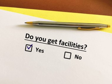 Bir kişi soruya cevap veriyor. Tesisleri var..