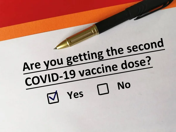Satu Orang Menjawab Pertanyaan Tentang Vaksin Orang Itu Mendapatkan Dosis Stok Gambar