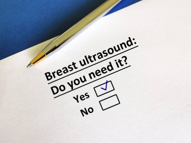 Bir kişi radyolojiyle ilgili soruya cevap veriyor. Göğüs ultrasonuna ihtiyacı olduğunu düşünüyor..