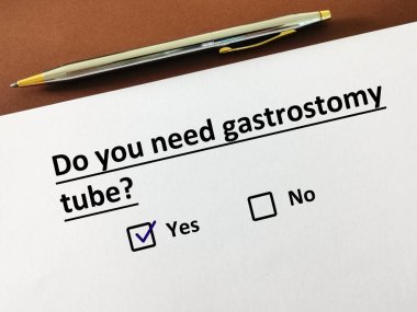 Bir kişi radyolojiyle ilgili soruya cevap veriyor. Gastrostomi tüpüne ihtiyacı olduğunu düşünüyor..