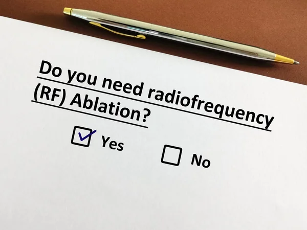 Bir kişi radyolojiyle ilgili soruya cevap veriyor. Radyoterapiye (RF) ihtiyacı olduğunu düşünüyor..